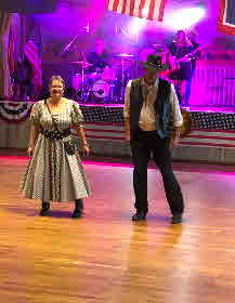 Andrea mit Achim auf der Tanzfläche